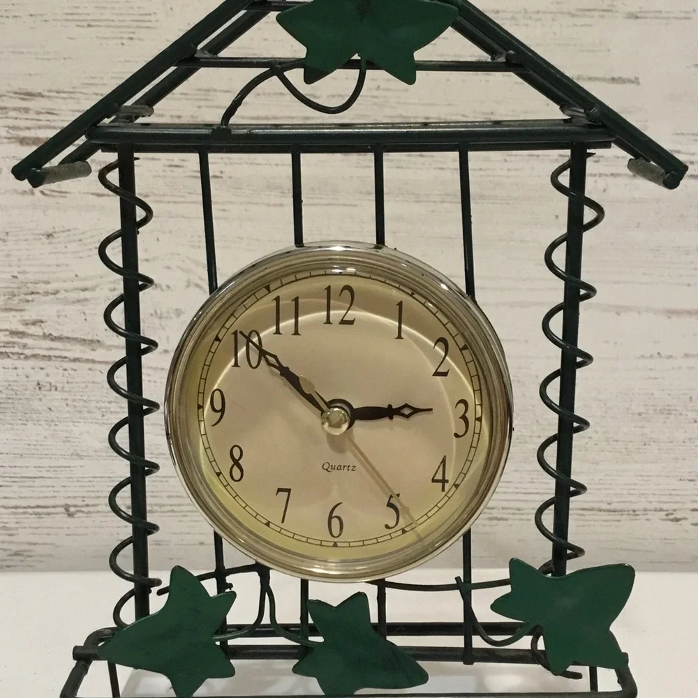 Vintage Quartz Green Leaf Decorative Small Clock Works great
